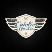 Logo rétro de L'Atelier Class'ic avec blason ailé bleu et crème